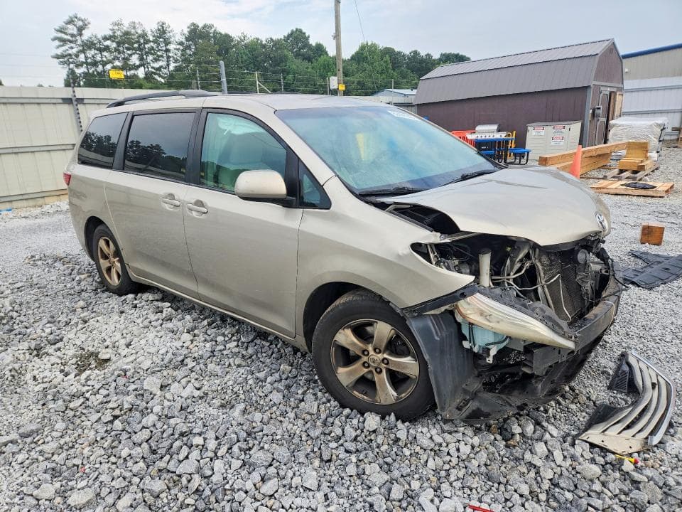2017 TOYOTA SIENNA LE 4
