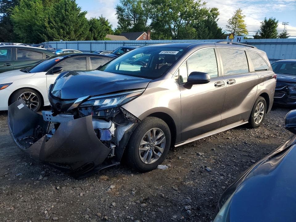 2022 TOYOTA SIENNA LE