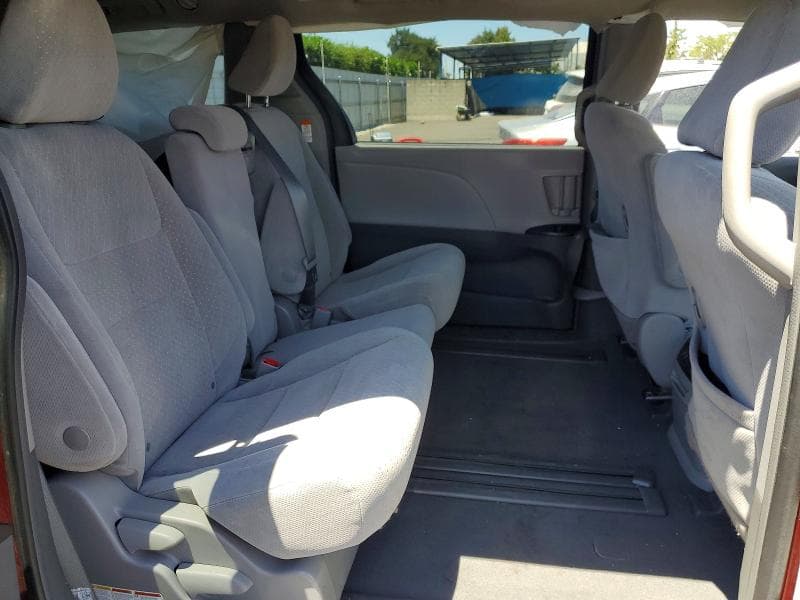 2019 TOYOTA SIENNA LE 11