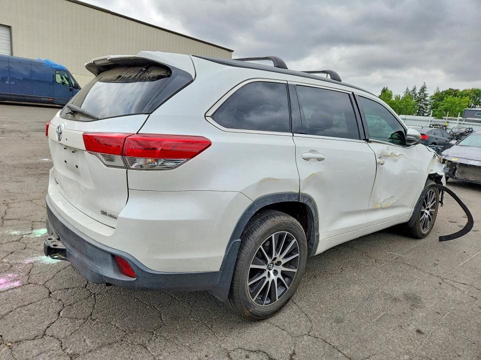 2018 TOYOTA HIGHLANDER SE 3