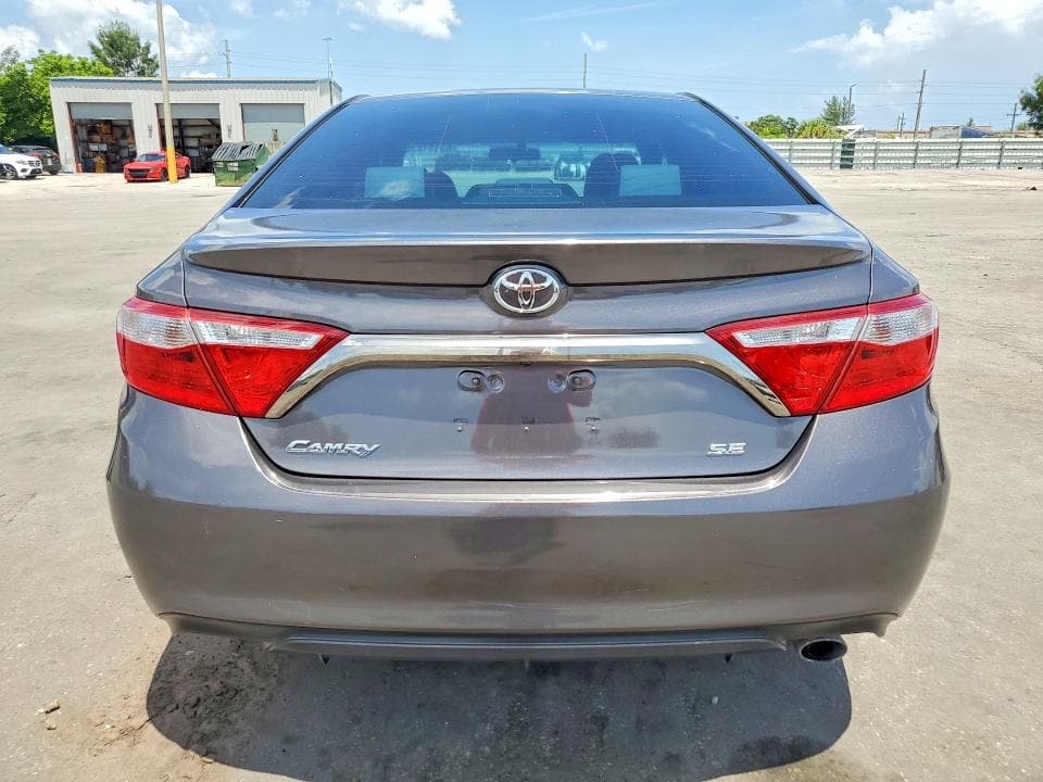 2017 TOYOTA CAMRY SE 6