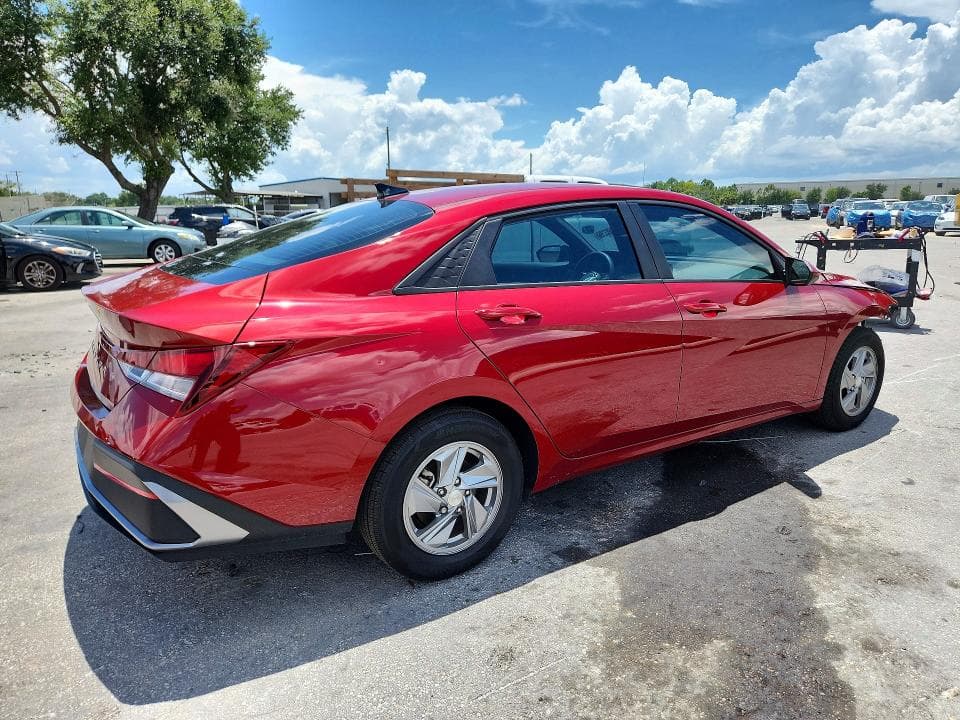 2024 HYUNDAI ELANTRA SE 3