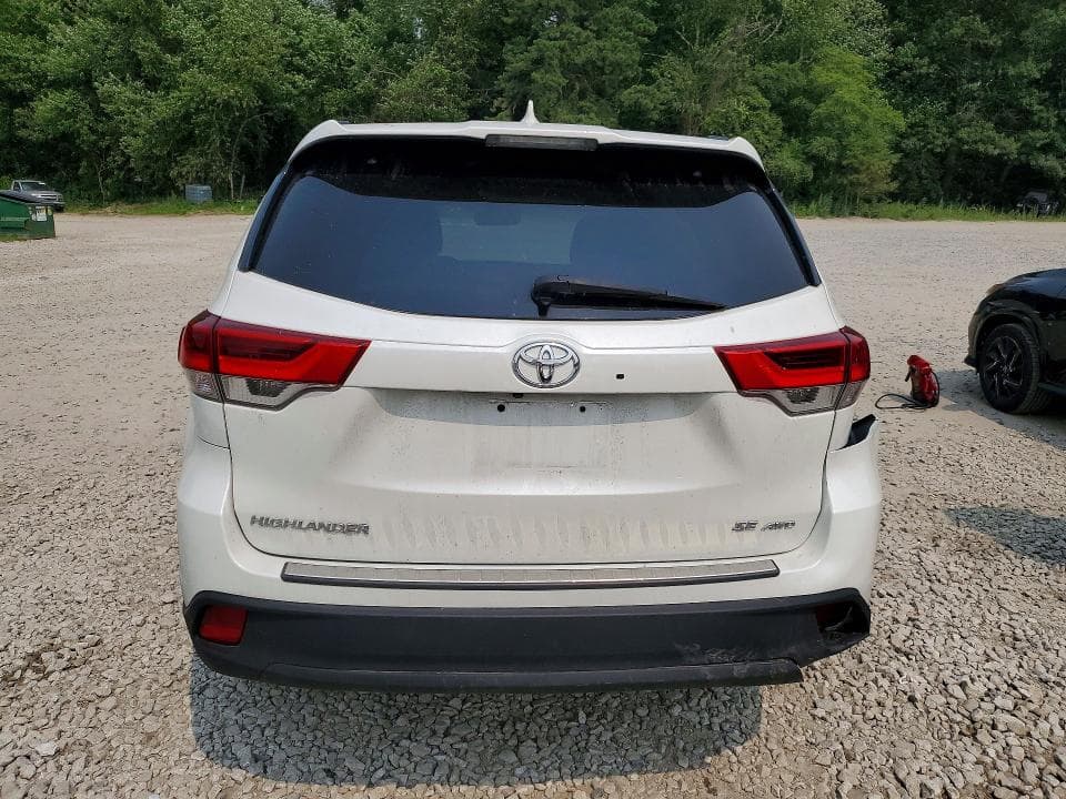 2017 TOYOTA HIGHLANDER SE 6