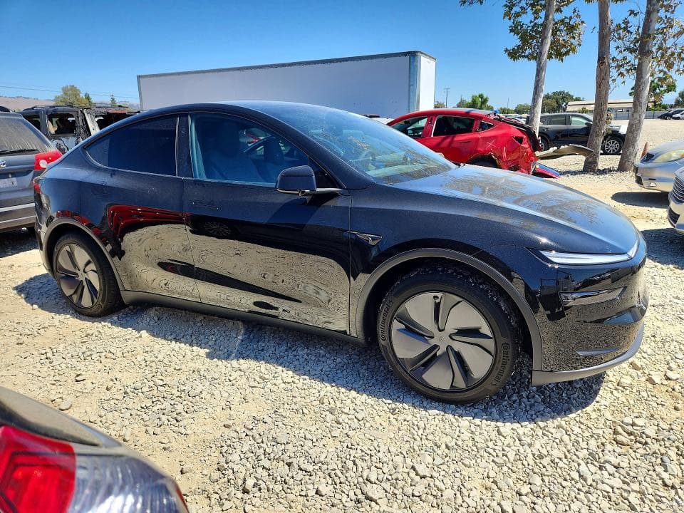 2026 TESLA MODEL Y 4