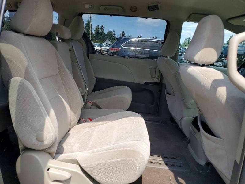 2017 TOYOTA SIENNA LE 11
