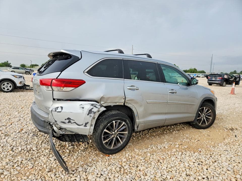 2017 TOYOTA HIGHLANDER XLE 3