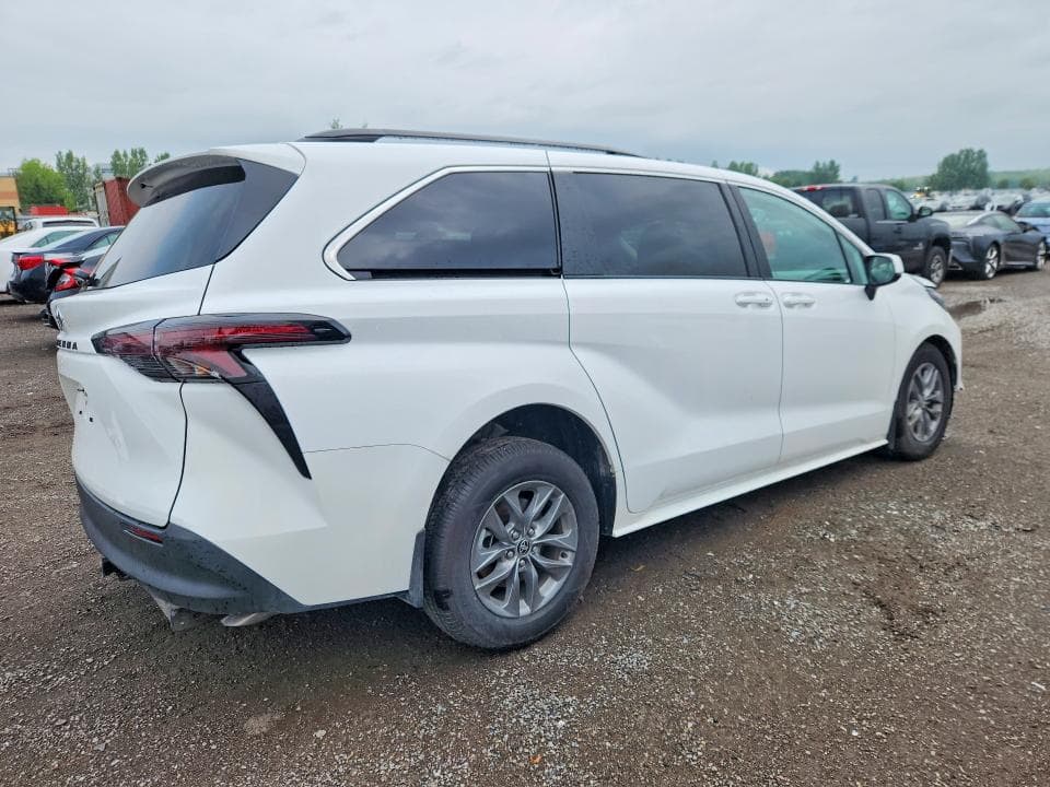 2026 TOYOTA SIENNA LE 3