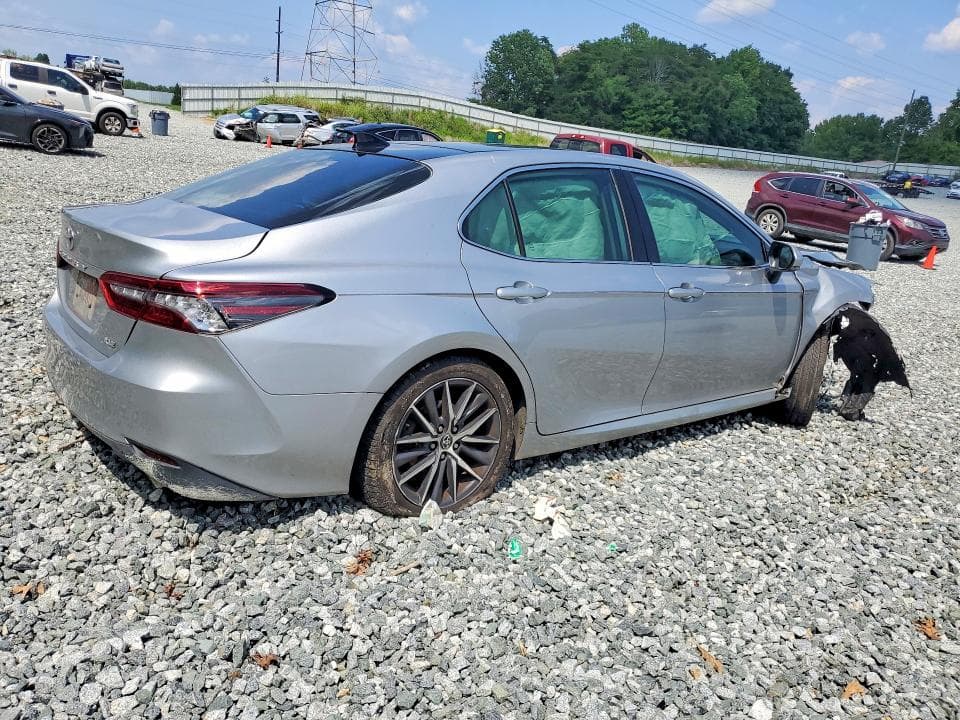 2021 TOYOTA CAMRY XLE 3