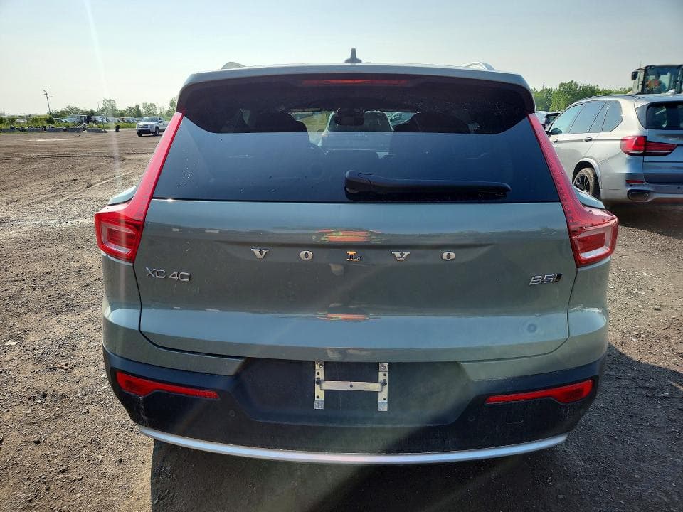 2023 VOLVO XC40 CORE 6