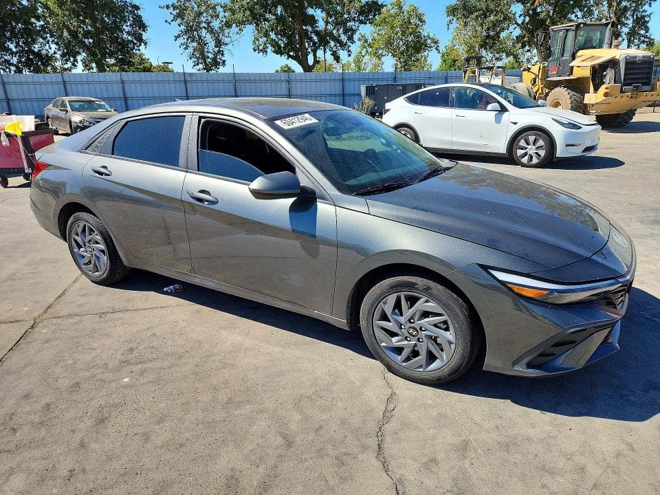 2024 HYUNDAI ELANTRA BLUE 4