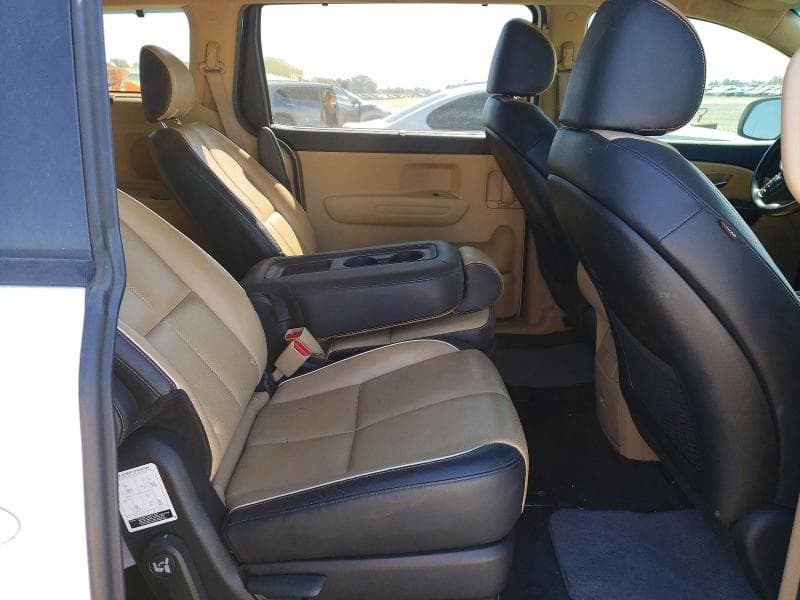 2017 KIA SEDONA LX 11