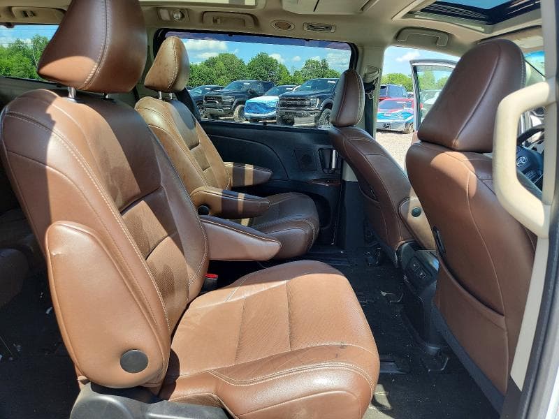 2017 TOYOTA SIENNA 11