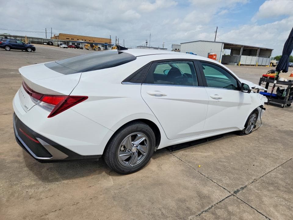 2024 HYUNDAI ELANTRA SE 3