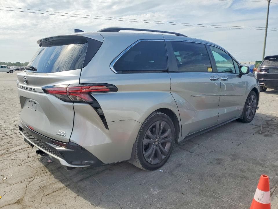 2021 TOYOTA SIENNA XSE 3