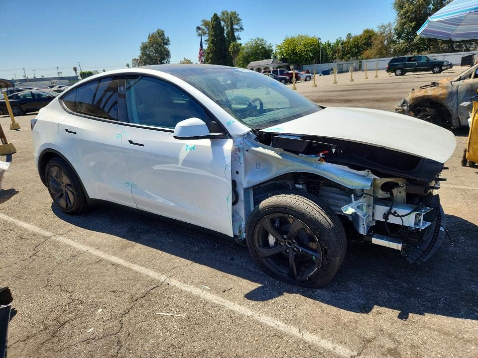 2026 TESLA MODEL Y 4