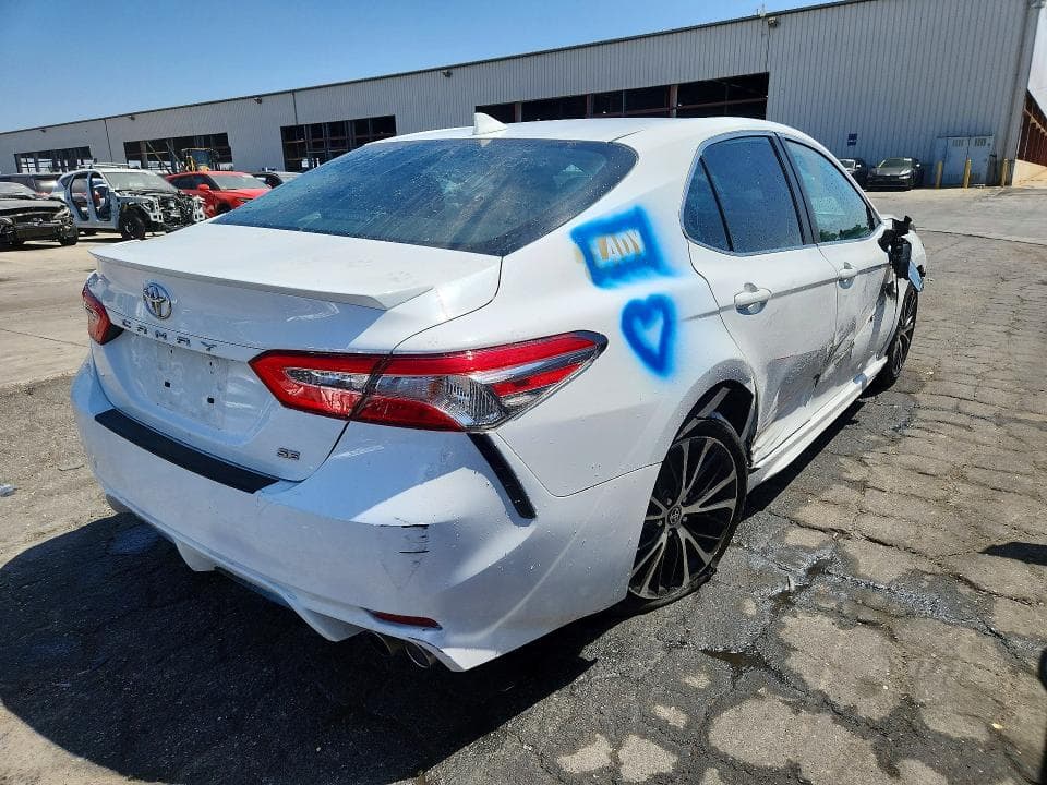 2020 TOYOTA CAMRY SE 3