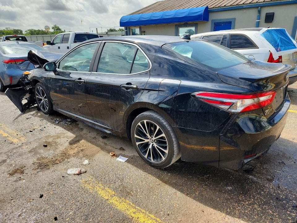 2019 TOYOTA CAMRY SE 2