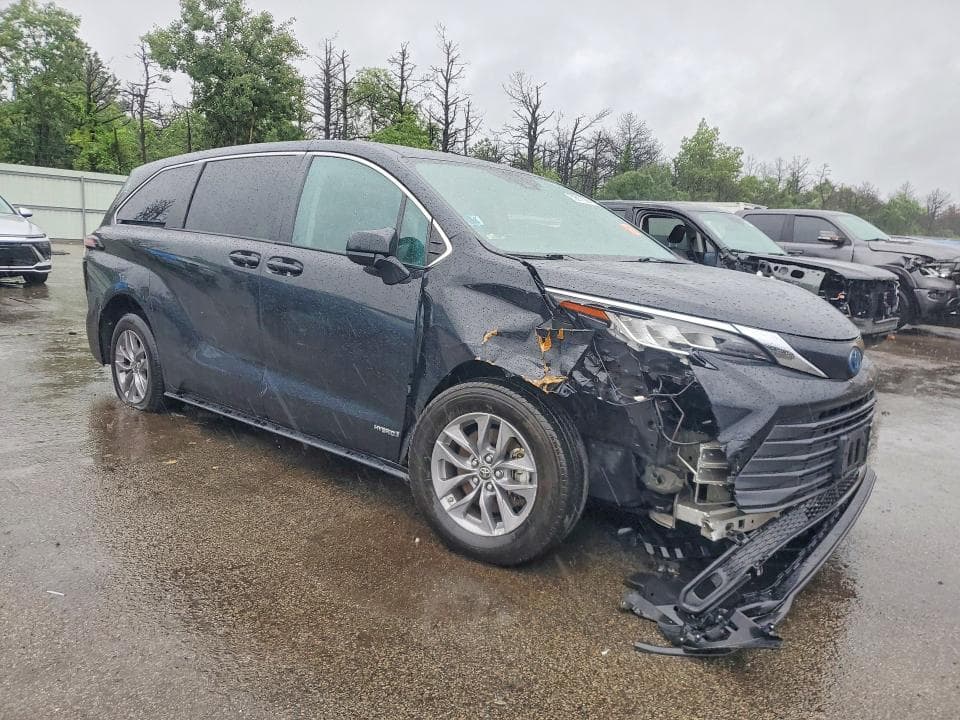 2021 TOYOTA SIENNA LE 4