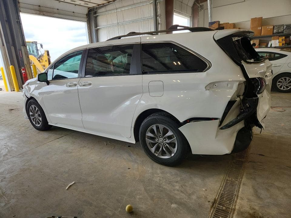 2023 TOYOTA SIENNA LE 2