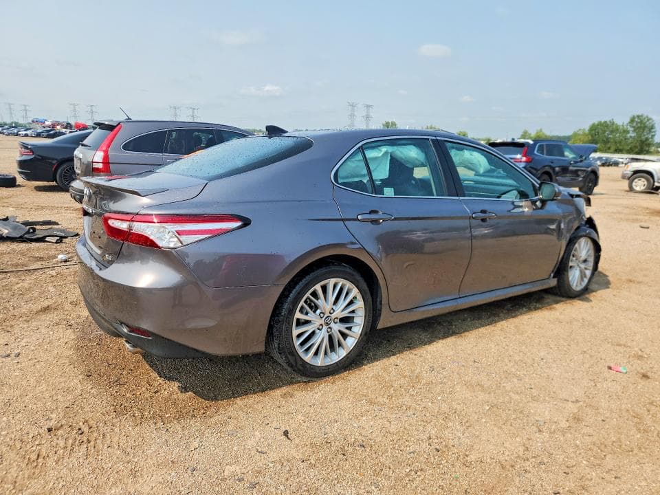 2018 TOYOTA CAMRY XLE 3