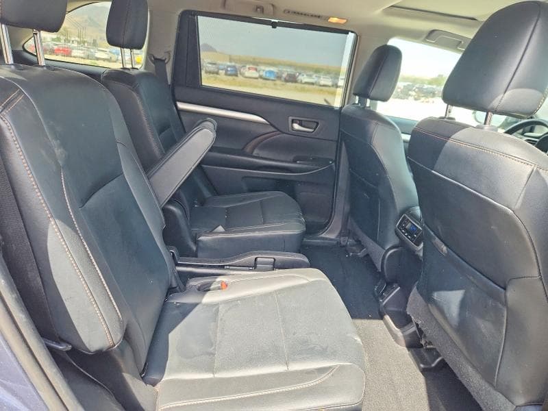 2019 TOYOTA HIGHLANDER XLE 11