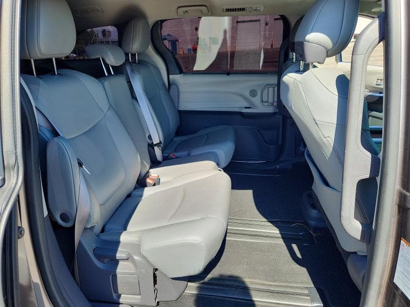 2021 TOYOTA SIENNA XLE 11