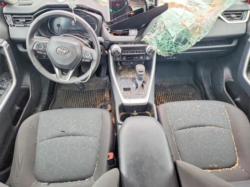 2024 TOYOTA RAV4 XLE 8