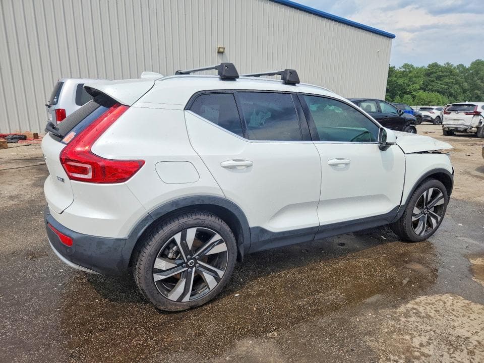 2023 VOLVO XC40 PLUS 3