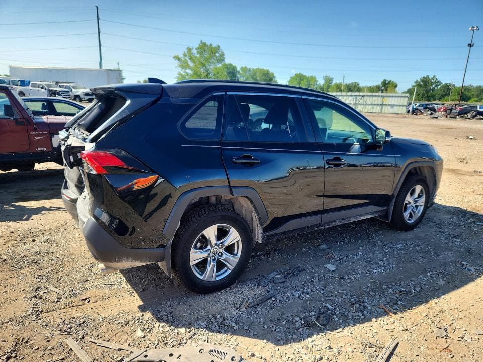 2023 TOYOTA RAV4 XLE 3