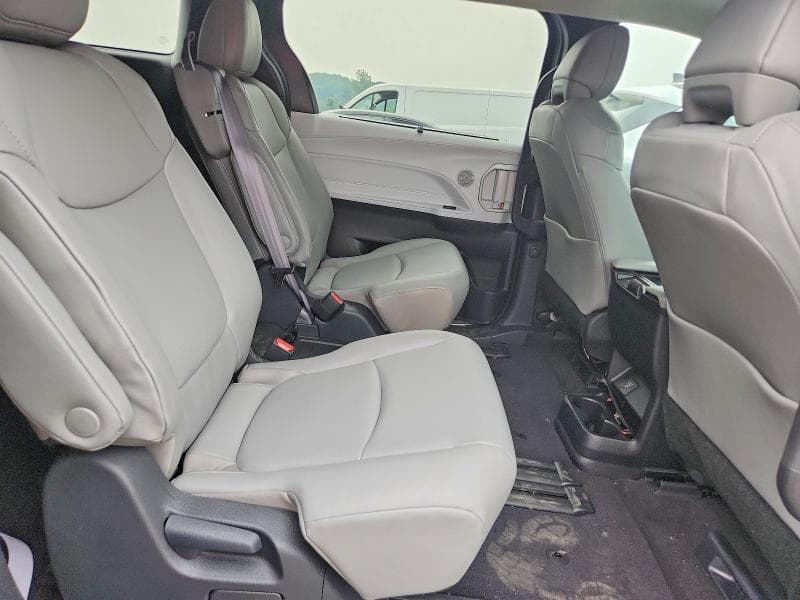 2025 TOYOTA SIENNA XLE 8-PASSENGER 11