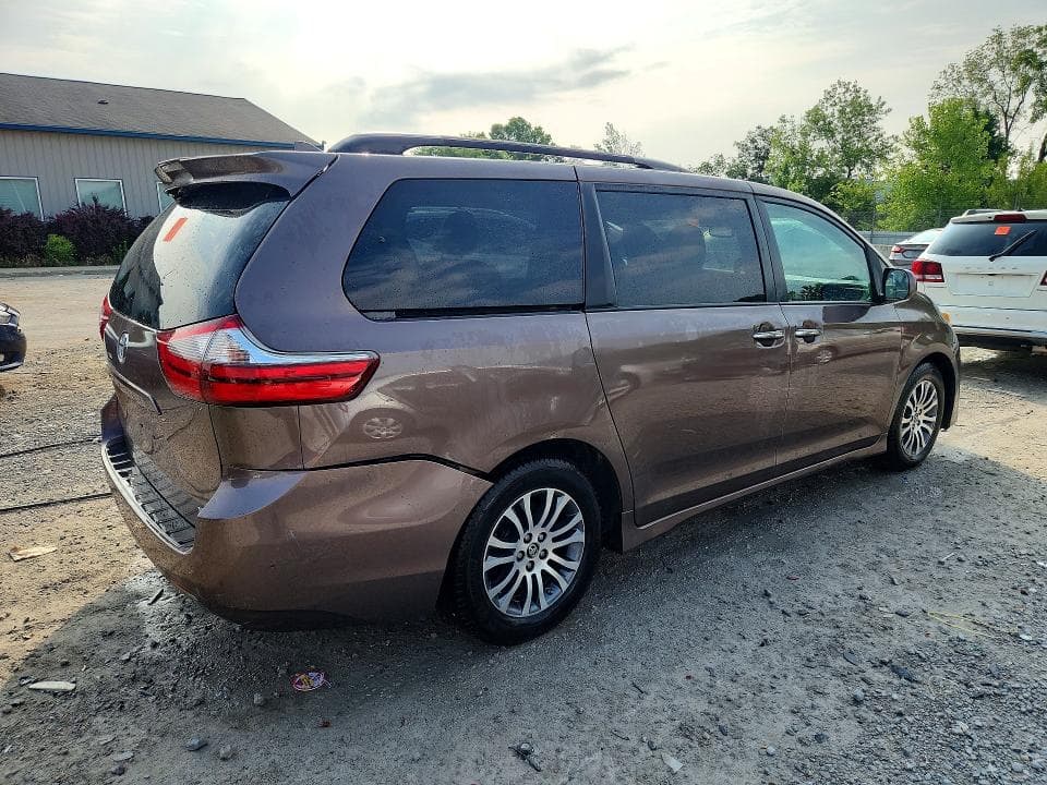 2020 TOYOTA SIENNA XLE 8-PASSENGER 3