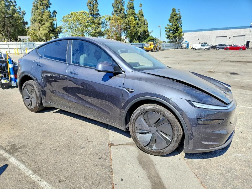 2026 TESLA MODEL Y 4