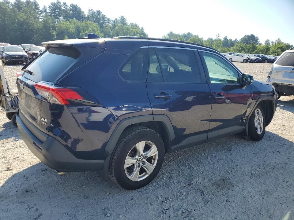 2021 TOYOTA RAV4 XLE 3