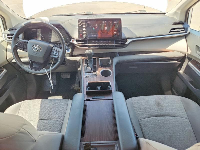 2022 TOYOTA SIENNA LE 8