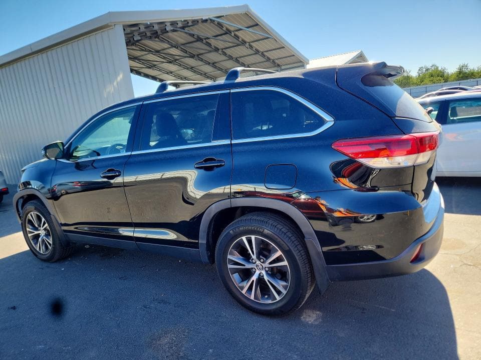 2019 TOYOTA HIGHLANDER LE 2