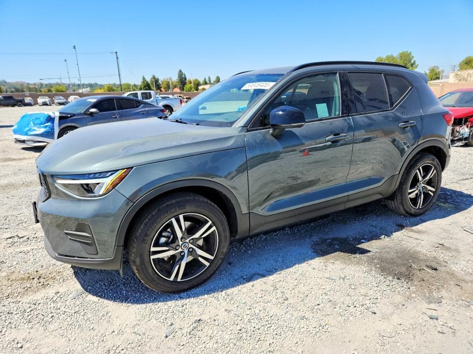 2026 VOLVO XC40 CORE - 1