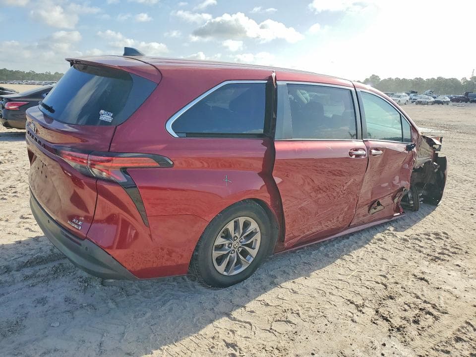 2022 TOYOTA SIENNA XLE 3