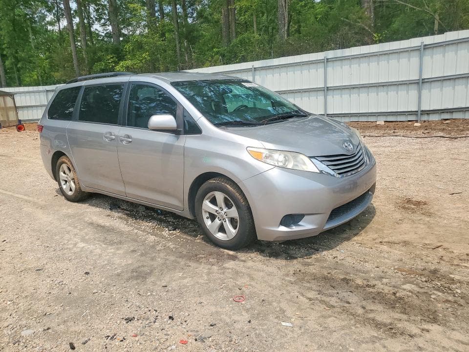 2017 TOYOTA SIENNA LE 4