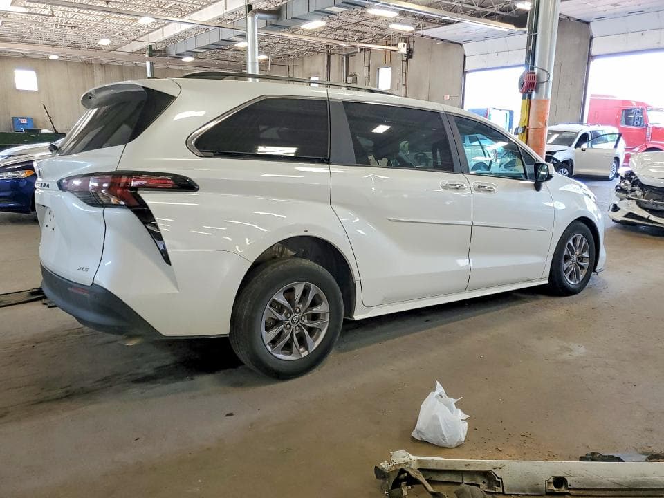 2025 TOYOTA SIENNA XLE 7-PASSENGER 3