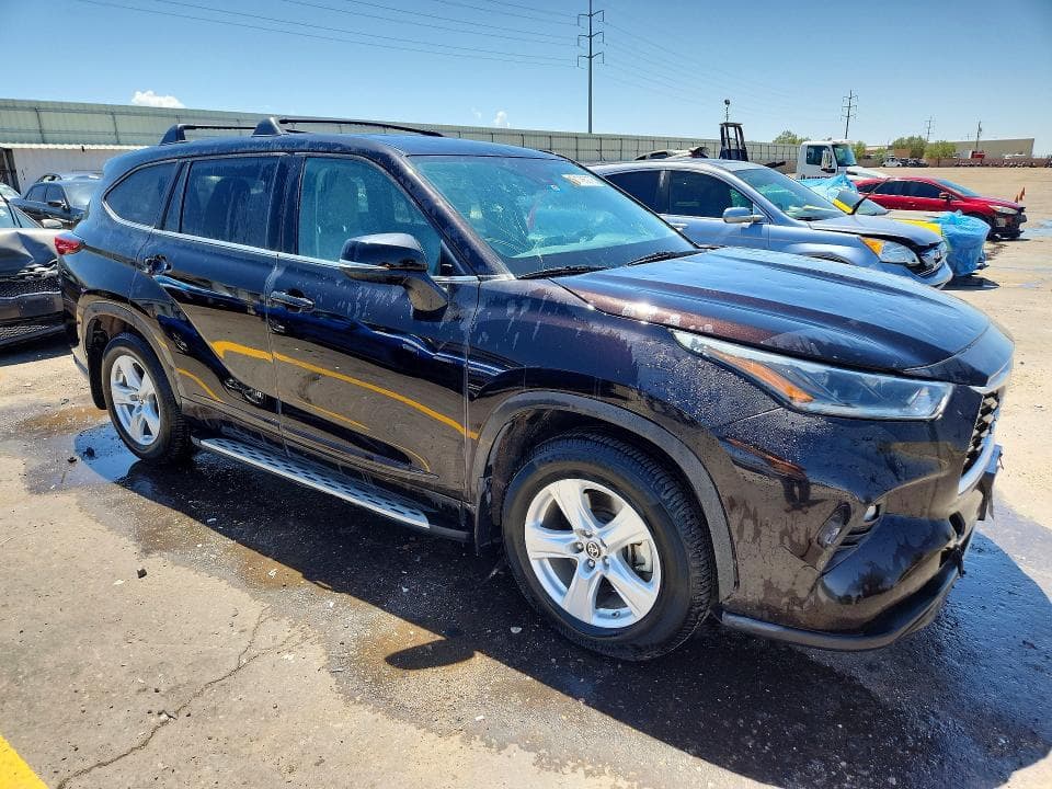 2021 TOYOTA HIGHLANDER LE 4