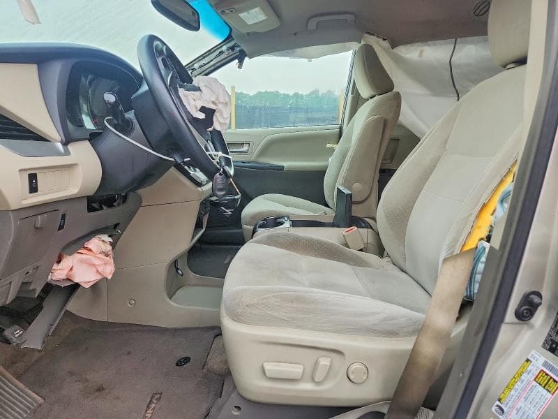 2017 TOYOTA SIENNA LE 7