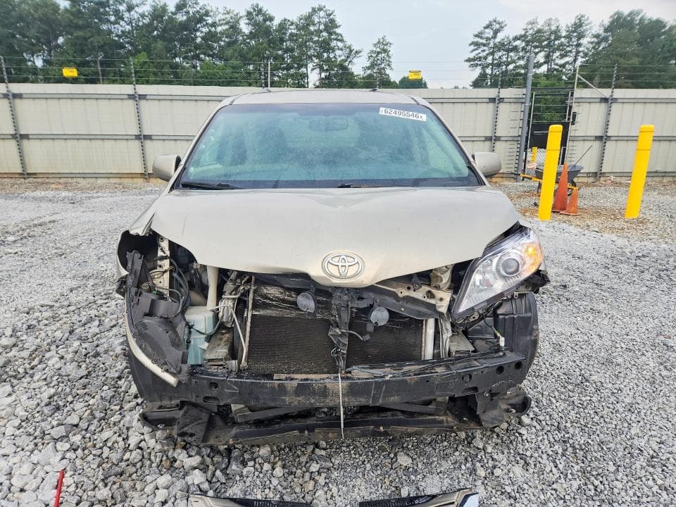 2017 TOYOTA SIENNA LE 5