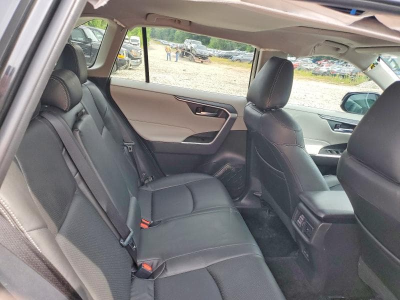 2025 TOYOTA RAV4 XLE 11