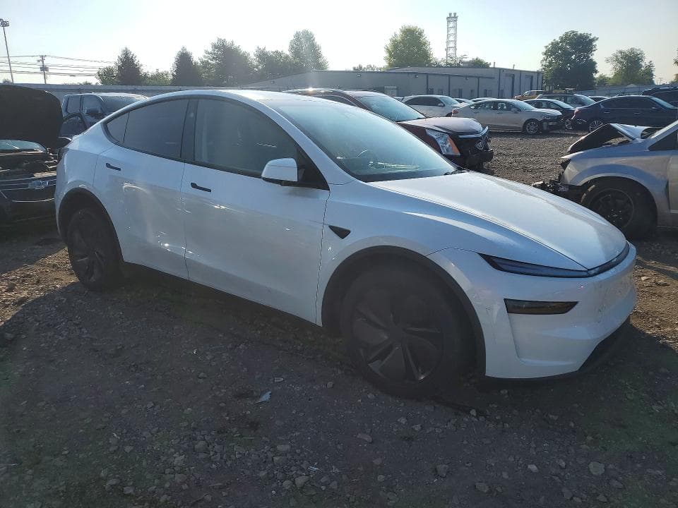 2026 TESLA MODEL Y 4