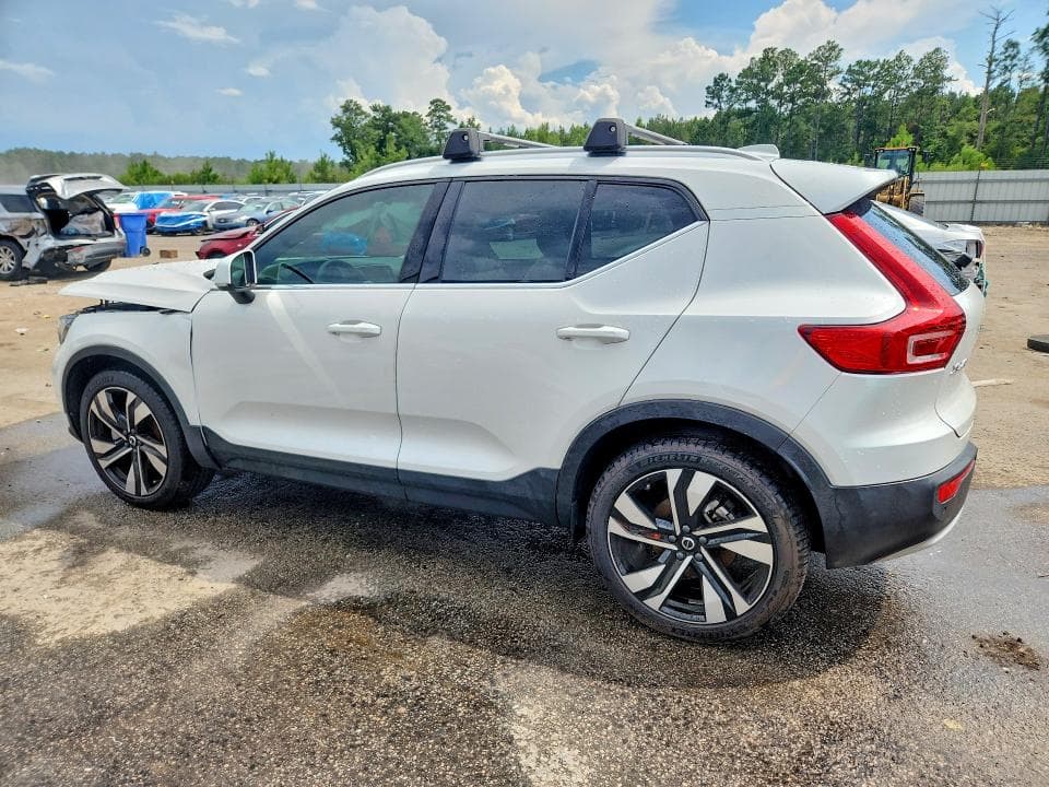 2023 VOLVO XC40 PLUS 2