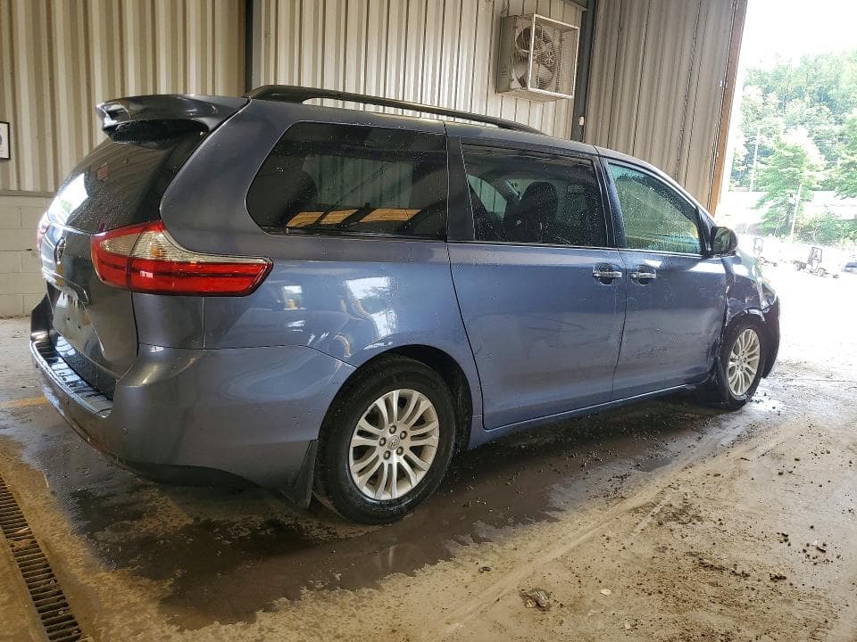 2017 TOYOTA SIENNA XLE 8-PASSENGER 3