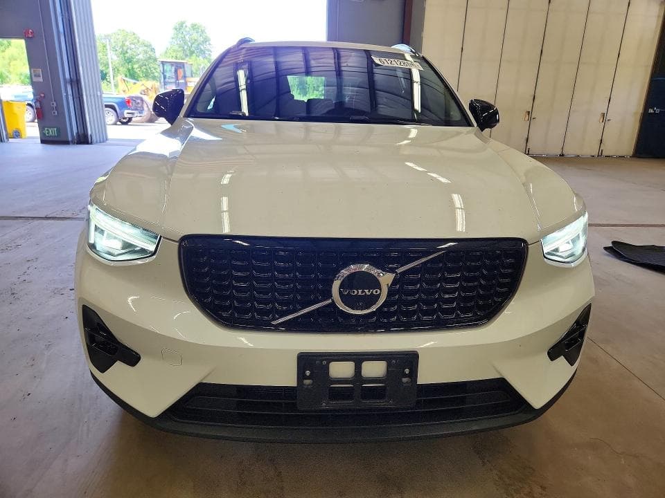 2023 VOLVO XC40 PLUS 5