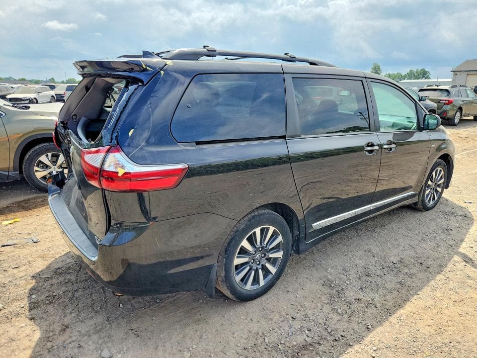 2018 TOYOTA SIENNA XLE PREMIUM 7-PASSENGER 3