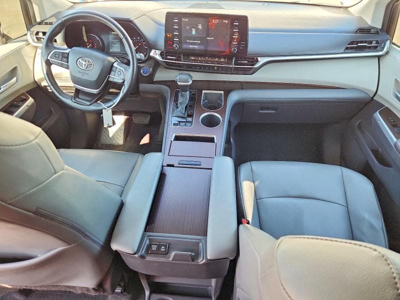 2021 TOYOTA SIENNA XLE 8