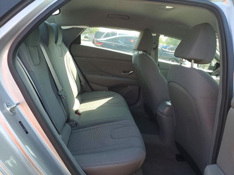 2022 HYUNDAI ELANTRA SE 10